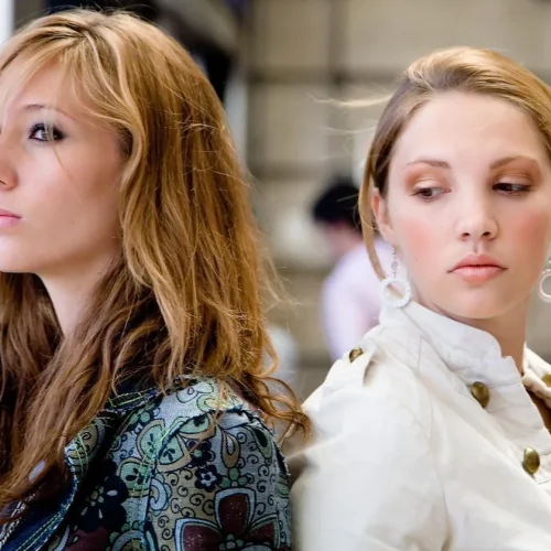 friendship-red-flags-you-should-never-ignore-according-to-psychology